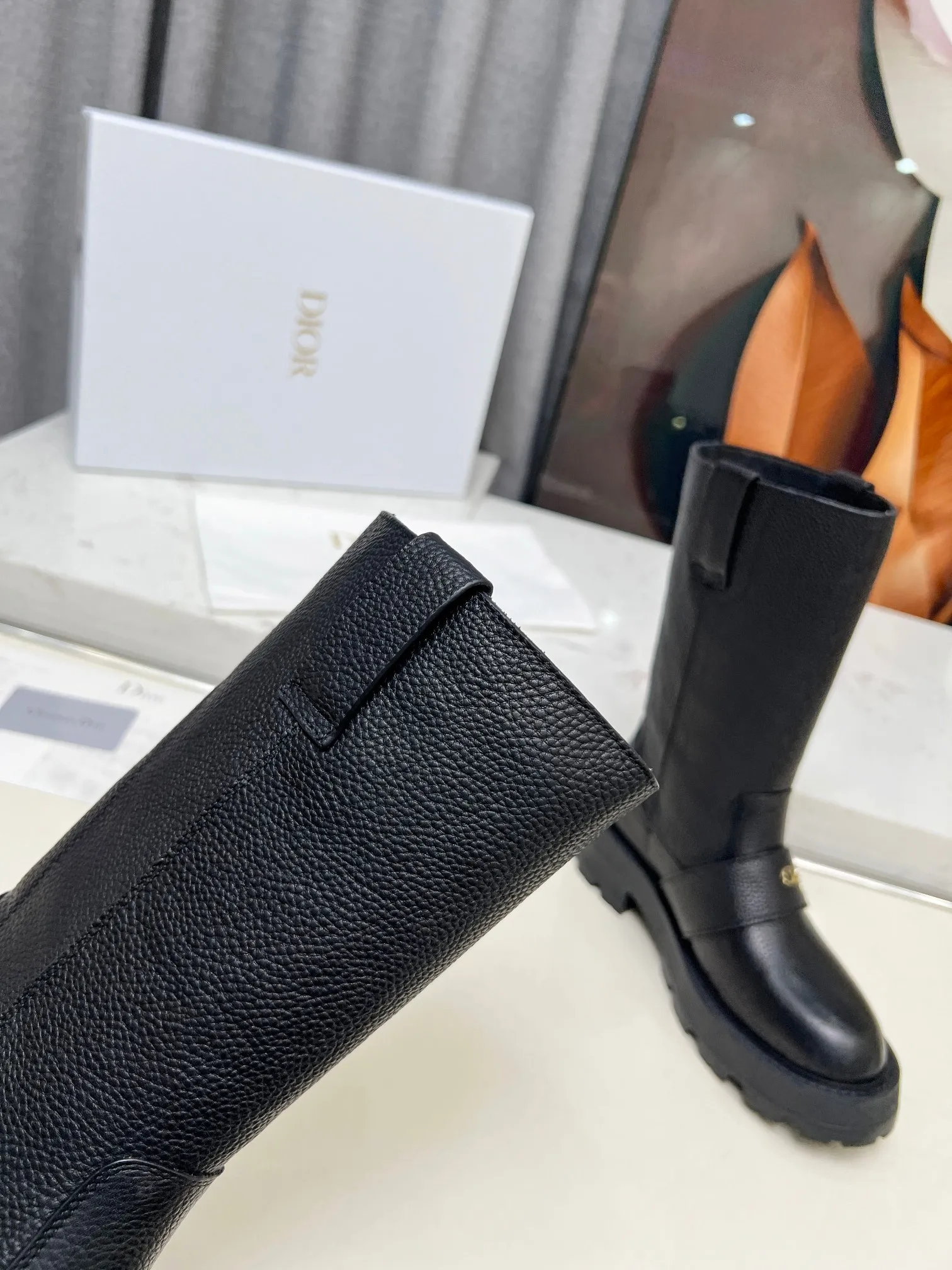 💕💕Factory direct selling price p720💕💕 Dior 2025ss retro British style brogue new knight boots 👢👢 萱 type versatile slim foot yyds. Three-dimensional and full shape, full of handsomeness and comfortable on the feet. A very retro style, full of aura single product, very novel design style, perfect details, cool and trendy 💯 trendy outsole, Upper: full-grain calfskin, lining: cow lining, size: 35-40 (customized size 40-41)